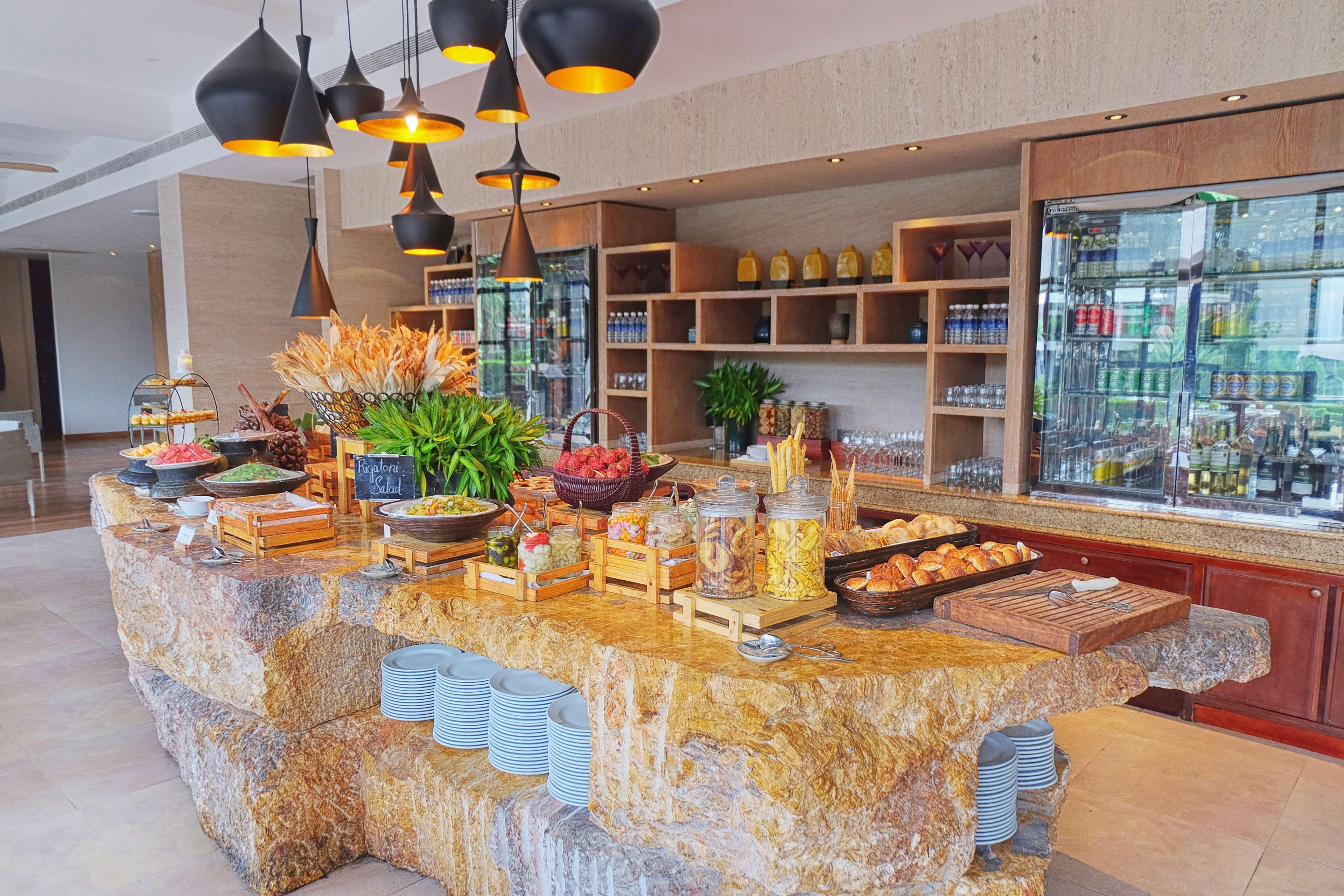 Hyatt Regency Danang Resort And Spa Exteriér fotografie The buffet at the lobby