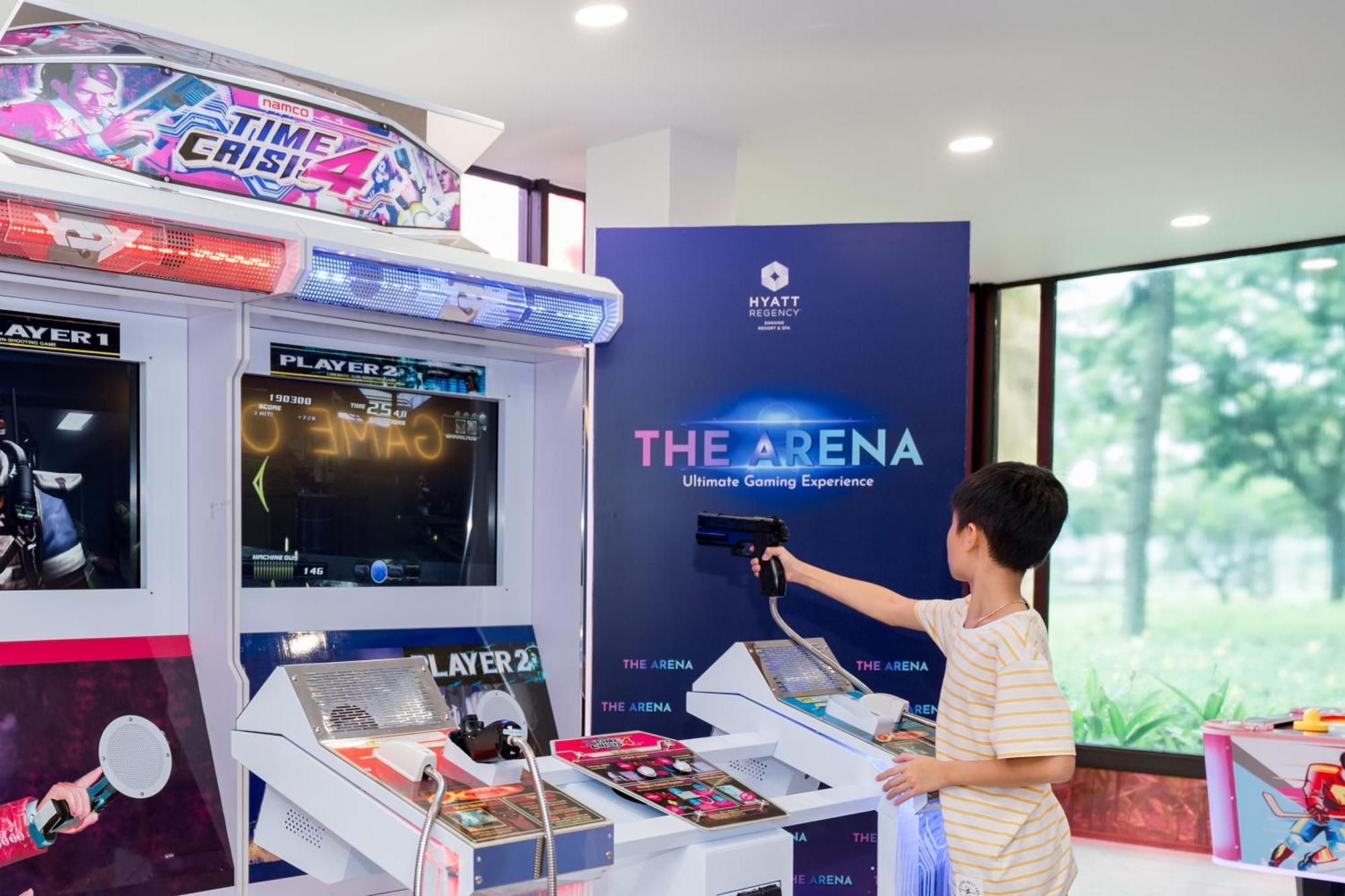 Hyatt Regency Danang Resort And Spa Exteriér fotografie A child playing a shooting game